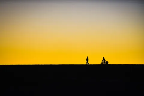 黄昏時の静かな二人旅