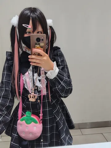 いちごバッグとモノクロコーデ