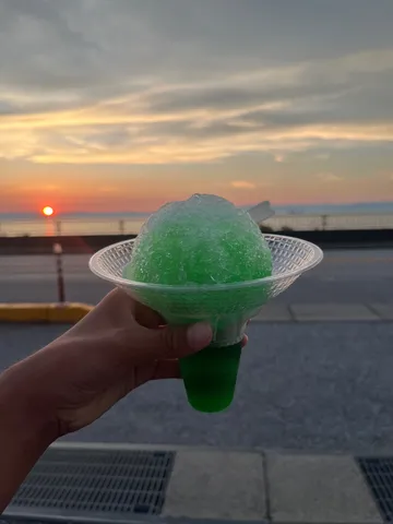 かき氷に夕日を添えて