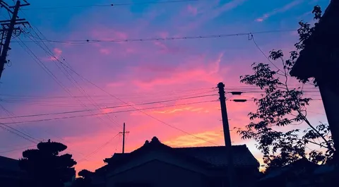 夕暮れ空と電線、ノスタルジー