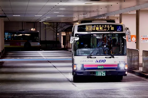 地下通路を駆ける日常の灯