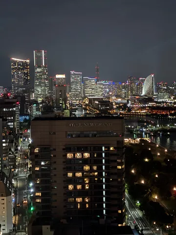 煌めく夜景に浮かぶホテル