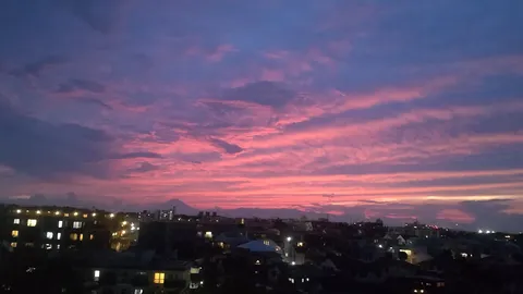 茜色の空と街の灯り