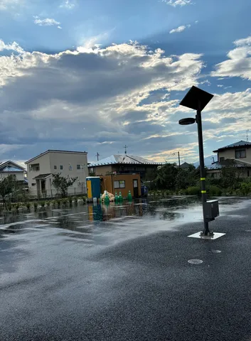 太陽と水たまり、時々仮設トイレ