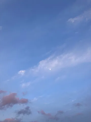 薄明かりの空と小さな月
