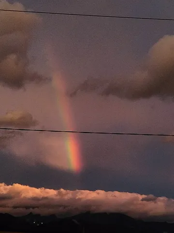 夕暮れに現れた小さな虹の余韻