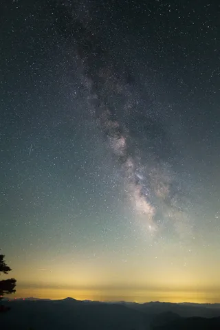 星降る夜空と地上の灯り