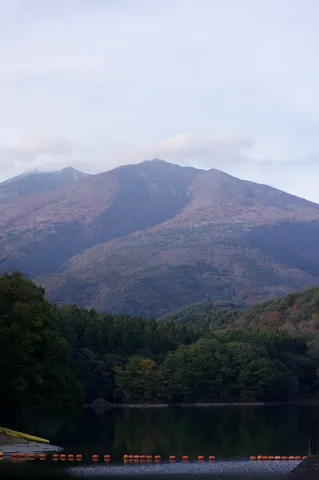 秋の山と静かな水面