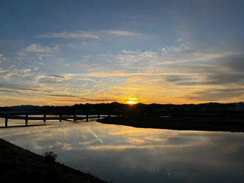 橋と夕焼けが織りなす静寂