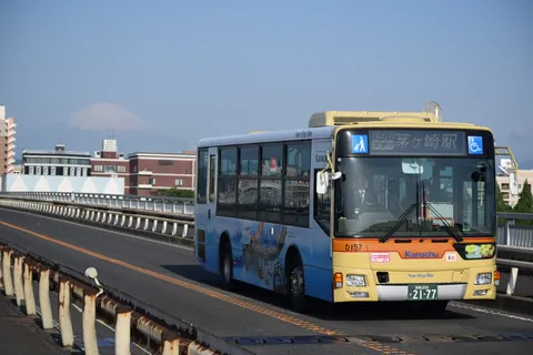 富士を背に走る路線バス