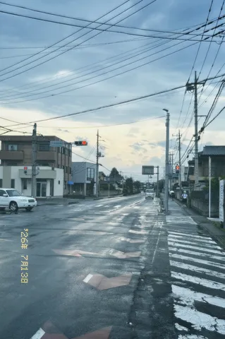 雨上がりの街角の光