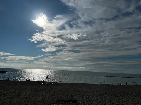 眩しい海と雲のダンス