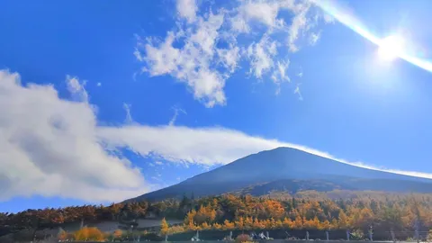 秋空に燃える紅葉と霊峰