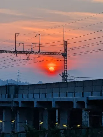 夕暮れと鉄路のまなざし