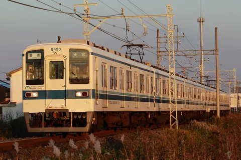 夕暮れに佇むローカル線の旅情