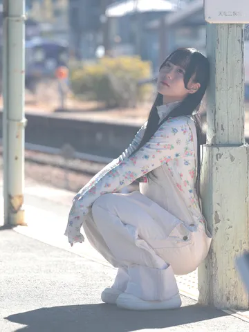 レトロな線路脇、オフホワイトの日常