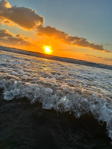 夕陽と波のささやき