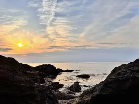岩場を彩る海辺の夕焼け