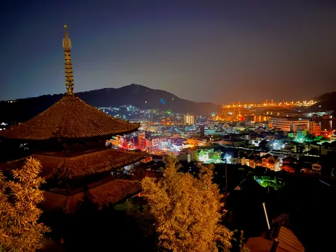 古都の夜景と五重塔