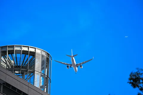 ビルと飛行機、不思議な空間