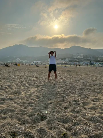 夕陽と砂のポーズ