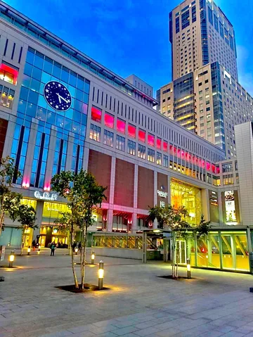 光をまとった駅前の夜