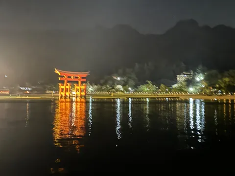 夜に浮かぶ神秘的な鳥居