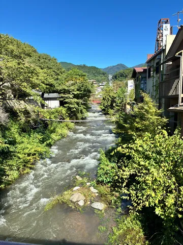 清流と緑の街並み
