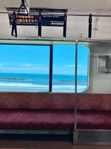 窓越しの海景色