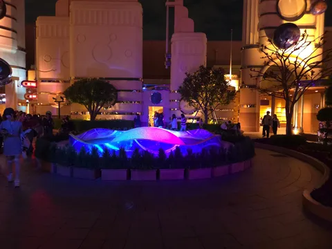 未来都市のネオン噴水