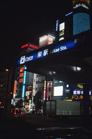 夜の栄駅前の光の帯