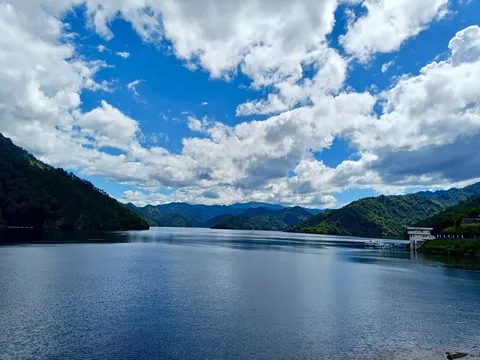 青と水の静寂を映す山河