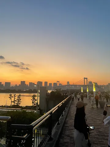 夕暮れを歩く水辺の時間