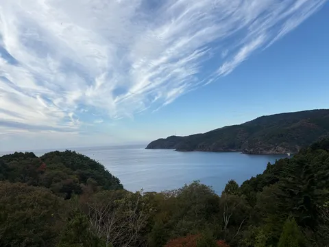 静寂の海と空のコントラスト