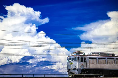 青空と電車の壮大なコントラスト