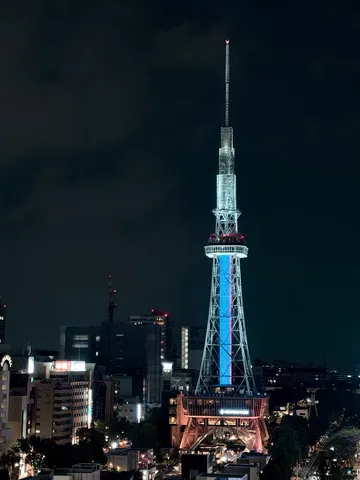 夜空に立つ青い塔