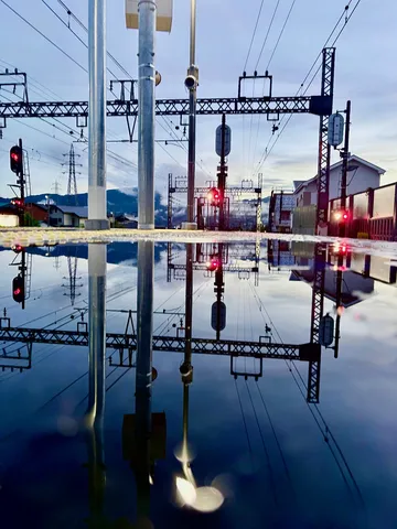水面に映る、もう一つの線路