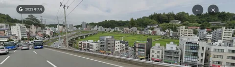 カーブを描く高架と田園風景
