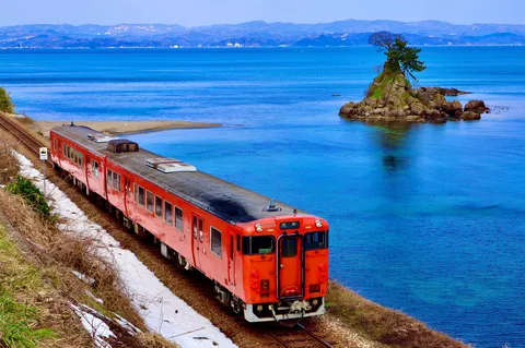 絶景を駆ける朱色の列車