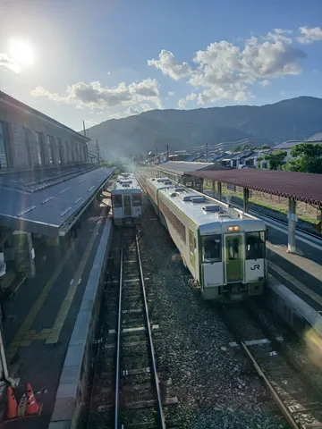 陽光注ぐ駅の情景
