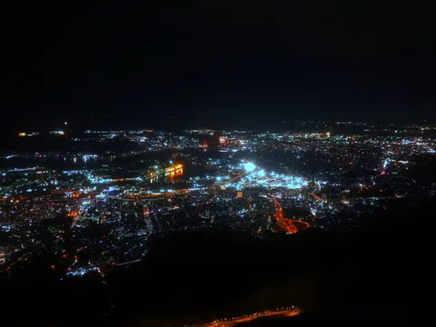 夜景に浮かぶ水辺の灯り