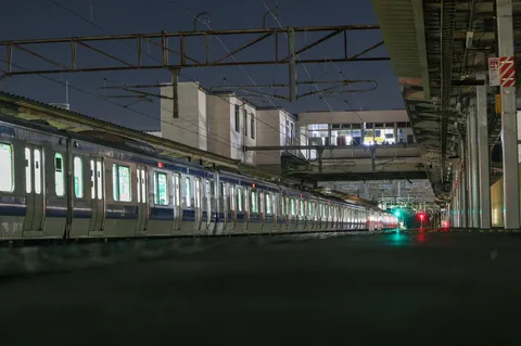 夜の線路を伸びる列車