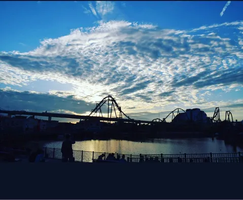 夕暮れの遊園地、水辺のシルエット
