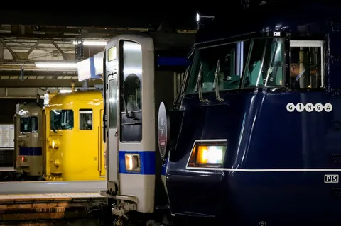 夜の駅に並ぶ、個性豊かな列車たち