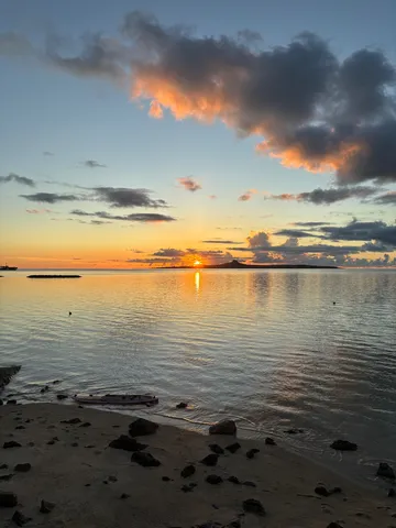 夕暮れ、静かな水辺の穏やかな時間