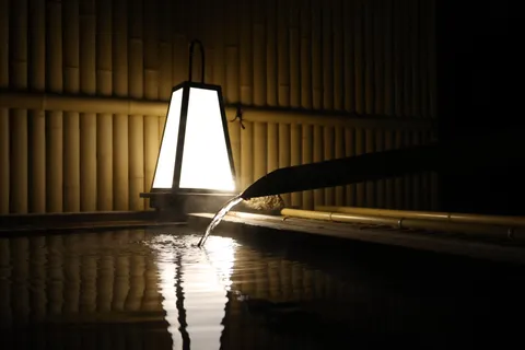 灯と水が紡ぐ夜の静