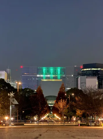 緑に光る未来都市