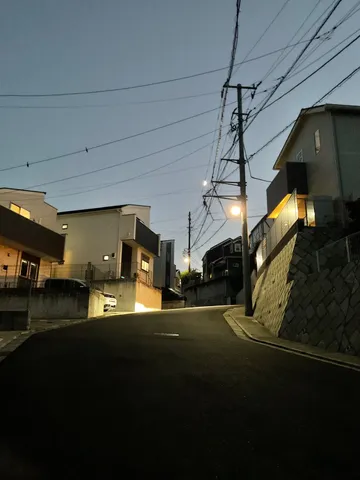 坂道に灯る夕暮れの静けさ