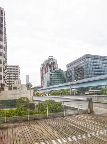 高層ビルと近未来的な風景