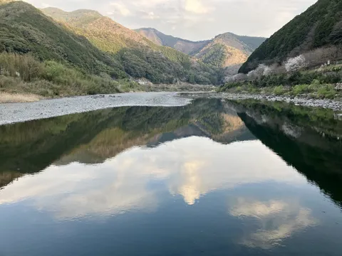 山並みと水鏡の静寂